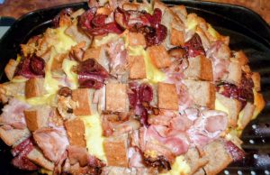 Plněný zapečený chléb s česnekem, slaninou a sýrem Plněný zapečený chléb s česnekem a sýrem: Nejlepší rychlá večeře nebo pohoštění k filmu