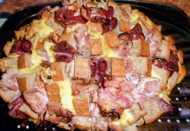 Plněný zapečený chléb s česnekem a sýrem: Nejlepší rychlá večeře nebo pohoštění k filmu Plněný zapečený chléb s česnekem a sýrem: Nejlepší rychlá večeře nebo pohoštění k filmu