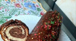 Kakaový spirálový sendvič Kakaový spirálový sendvič z kynutého těsta: Nadýchané dvoubarevné pečivo jako z cukrárny