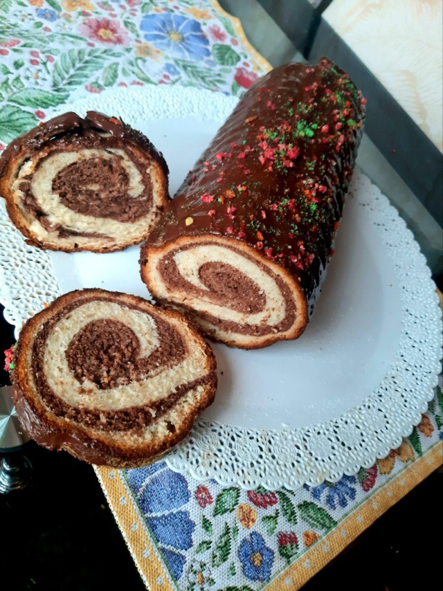 Kakaový spirálový sendvič z kynutého těsta: Nadýchané dvoubarevné pečivo jako z cukrárny