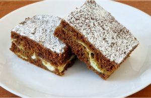 Černá buchta jako od maminky – rychlá kakaová klasika i luxusní verze s tvarohem a Lotus sušenkami