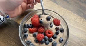 Čokoládový mousse z cottage sýra Rychlý čokoládový mousse z cottage sýra – zdravý dezert ze 4 surovin