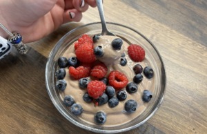 Čokoládový mousse z cottage sýra Rychlý čokoládový mousse z cottage sýra – zdravý dezert ze 4 surovin
