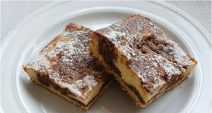 Dvoubarevná buchta s pudinkovo-tvarohovým krémem a Margotkou Dvoubarevná hrníčková buchta s tvarohem a Margot – vláčná, sytá a bez vážení