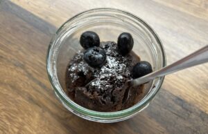 Hrníčkový Nutella dortík za 15 minut: rychlý čokoládový dezert bez pečení Hrníčkový Nutella dortík za 15 minut: rychlý čokoládový dezert bez pečení