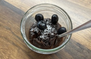 Hrníčkový Nutella dortík za 15 minut: rychlý čokoládový dezert bez pečení Hrníčkový Nutella dortík za 15 minut: rychlý čokoládový dezert bez pečení