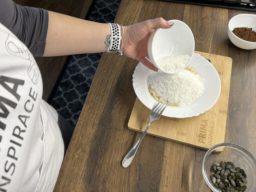 Energetické kakaové kuličky z banánu a kokosu