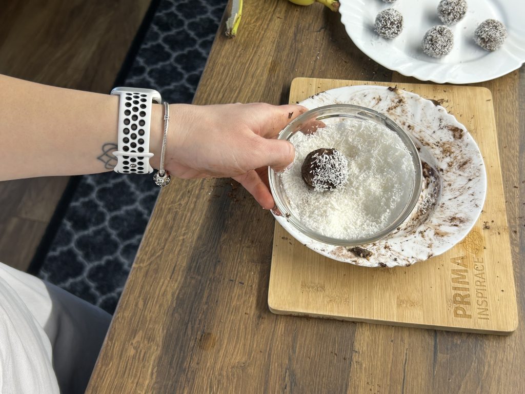 Energetické kakaové kuličky z banánu a kokosu