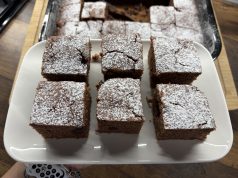 Kakaový koláč z kompotu – rychlý, vláčný a hotový bez mléka