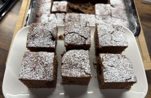 Kakaový koláč z kompotu – rychlý a snadný recept Kakaový koláč z kompotu – rychlý, vláčný a hotový bez mléka