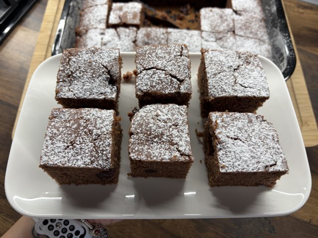 Kakaový koláč z kompotu – rychlý, vláčný a hotový bez mléka