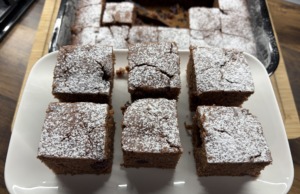 Kakaový koláč z kompotu – rychlý a snadný recept Kakaový koláč z kompotu – rychlý, vláčný a hotový bez mléka