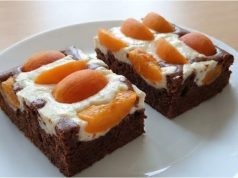 Hrníčkový kakaový koláč s tvarohem, meruňkami a mandlovou drobenkou