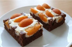 Hrníčkový kakaový koláč s tvarohem, meruňkami a mandlovou drobenkou