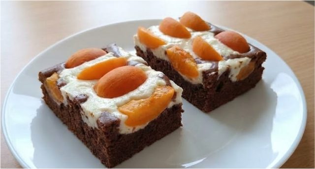 Hrníčkový kakaový koláč s tvarohem, meruňkami a mandlovou drobenkou