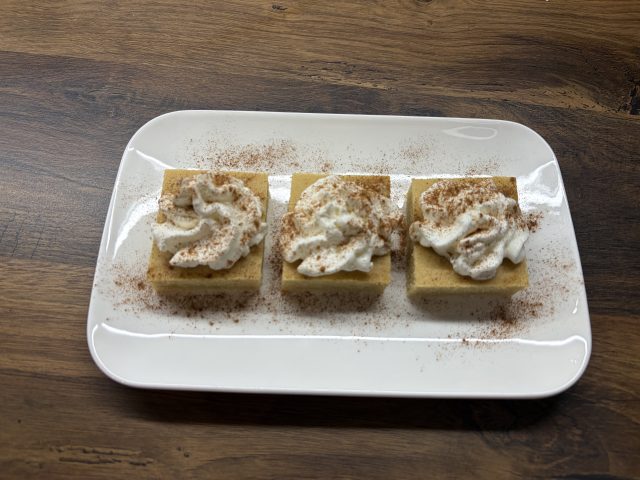 Vláčný koláč z jablečné přesnídávky: jednoduchý moučník ke kávě bez zbytečné práce