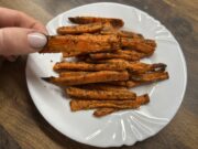 Křupavé pečené mrkve s bylinkami: zdravější alternativa hranolků Křupavé pečené mrkve s bylinkami: zdravější alternativa hranolků