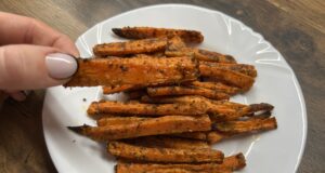 Křupavé pečené mrkve s bylinkami: zdravější alternativa hranolků Křupavé pečené mrkve s bylinkami: zdravější alternativa hranolků