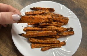 Křupavé pečené mrkve s bylinkami: zdravější alternativa hranolků Křupavé pečené mrkve s bylinkami: zdravější alternativa hranolků