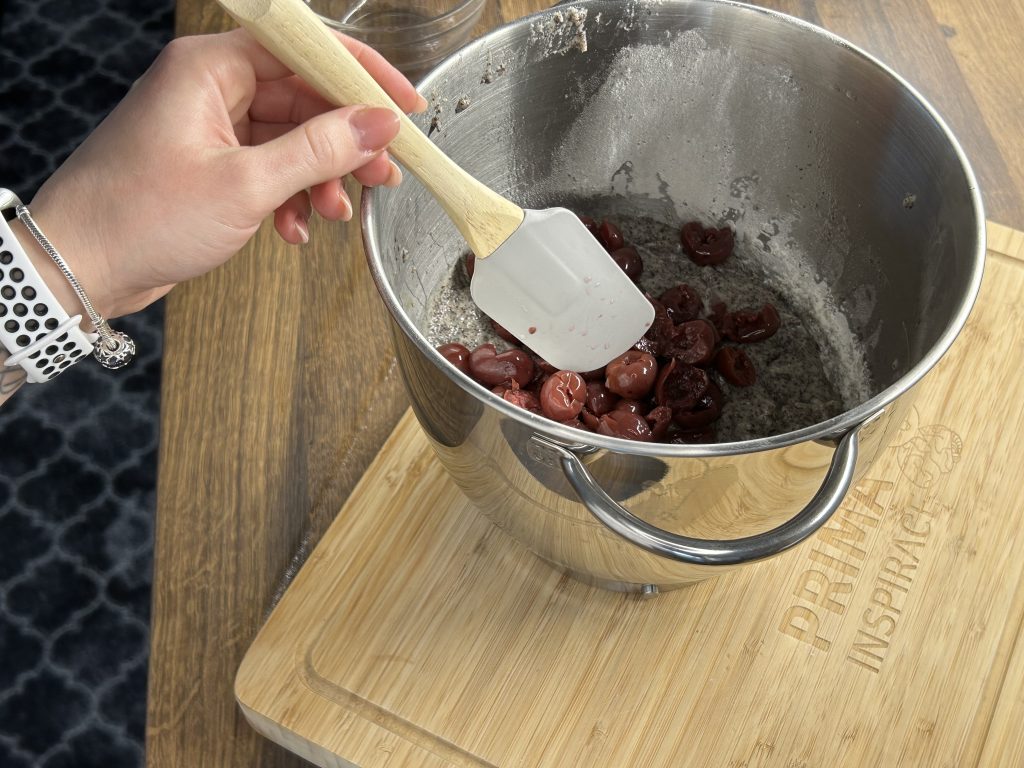 Maková bábovka s třešněmi