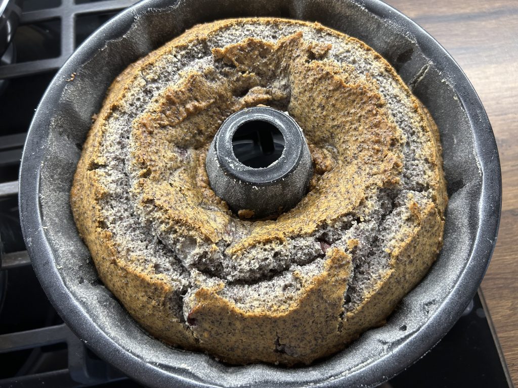 Maková bábovka s třešněmi