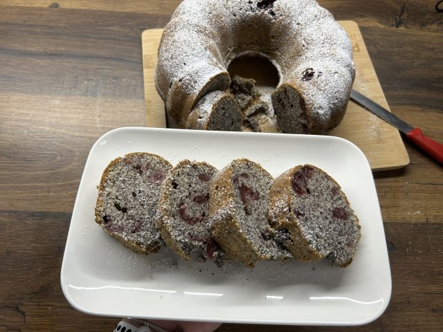 Maková bábovka s třešněmi: Vláčný moučník plný máku a šťavnatého ovoce