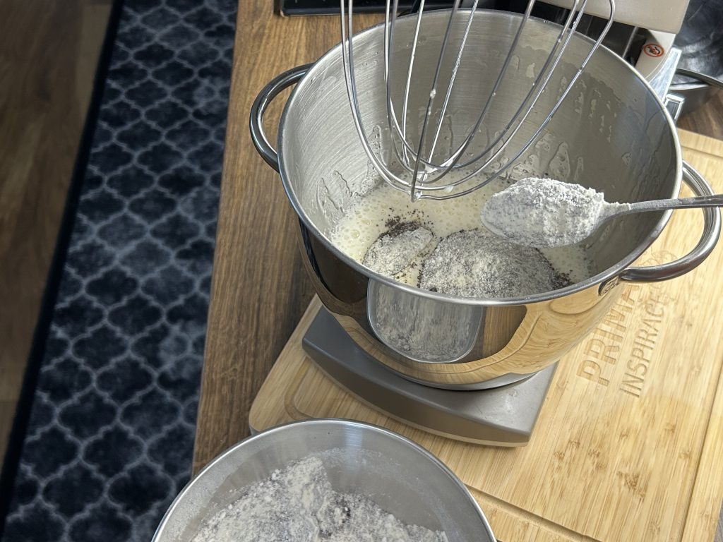 Maková bábovka s třešněmi