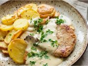 Minutkové kotlety s parmazánovou omáčkou: Šťavnaté maso v sametovém krému Vepřové kotlety s parmazánovou omáčkou – rychlý recept na šťavnaté maso