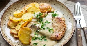 Vepřové kotlety s parmazánovou omáčkou – rychlý recept na šťavnaté maso