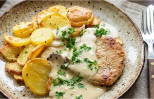 Minutkové kotlety s parmazánovou omáčkou: Šťavnaté maso v sametovém krému Vepřové kotlety s parmazánovou omáčkou – rychlý recept na šťavnaté maso