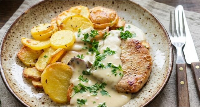 Vepřové kotlety s parmazánovou omáčkou – rychlý recept na šťavnaté maso