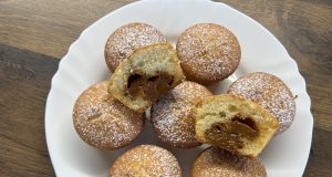 Muffiny plněné karamelovým salkem Muffiny plněné karamelovým salkem: Vláčné překvapení uvnitř každého kousku