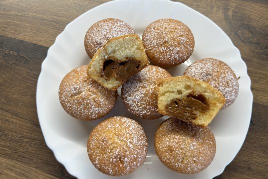 Muffiny plněné karamelovým salkem Muffiny plněné karamelovým salkem: Vláčné překvapení uvnitř každého kousku