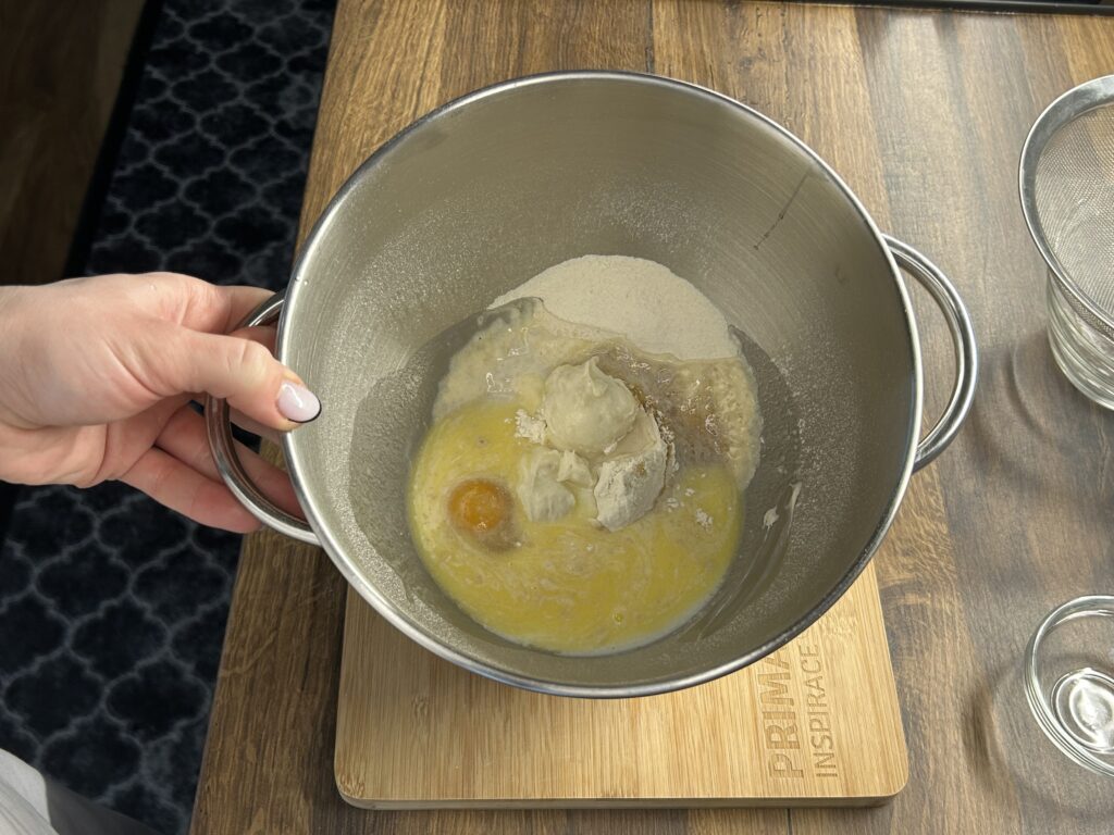 Nadýchaná skořicová rolka se sladkou polevou