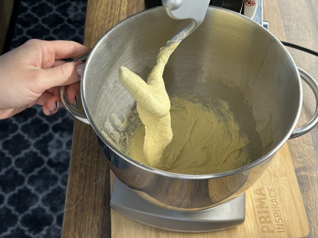 Nadýchaná skořicová rolka se sladkou polevou