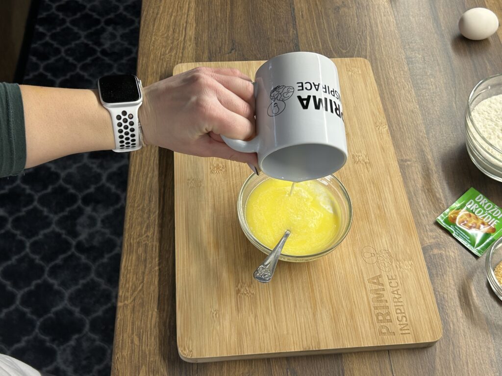 Nadýchaná skořicová rolka se sladkou polevou