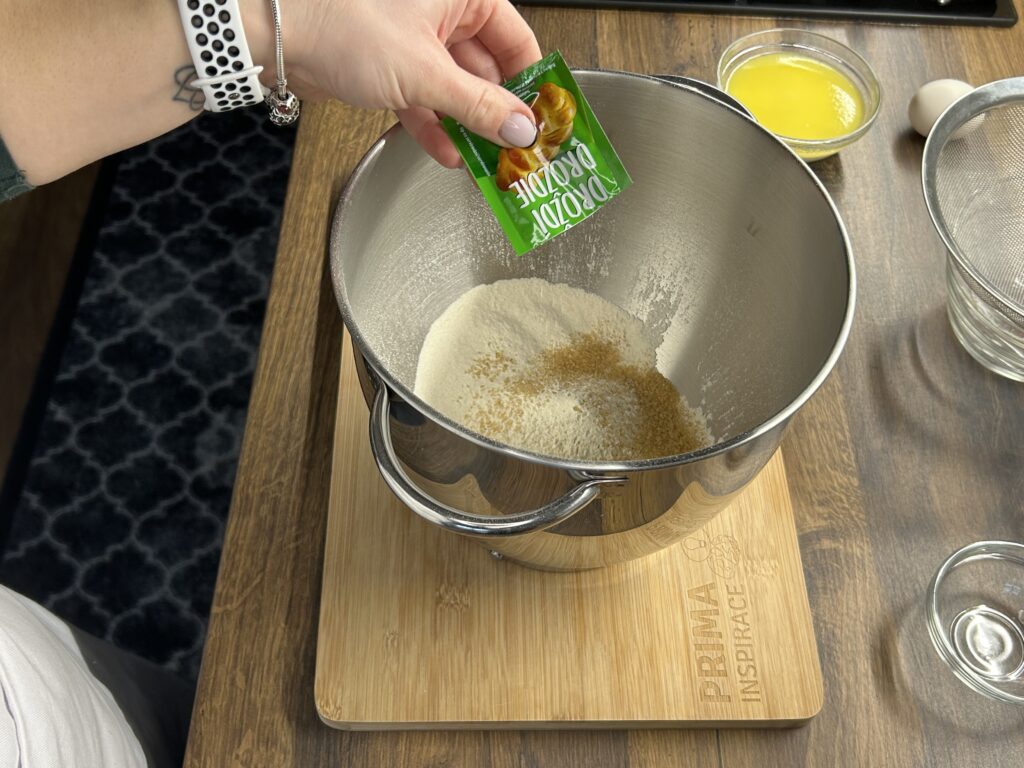 Nadýchaná skořicová rolka se sladkou polevou