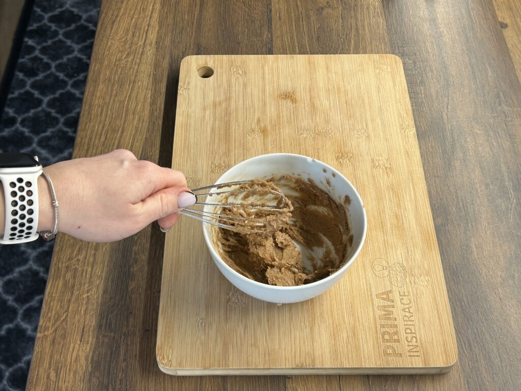 Nadýchaná skořicová rolka se sladkou polevou