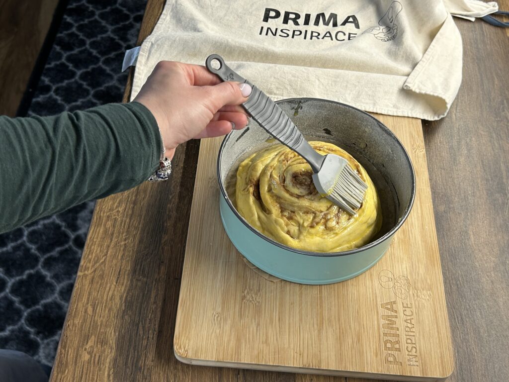 Nadýchaná skořicová rolka se sladkou polevou