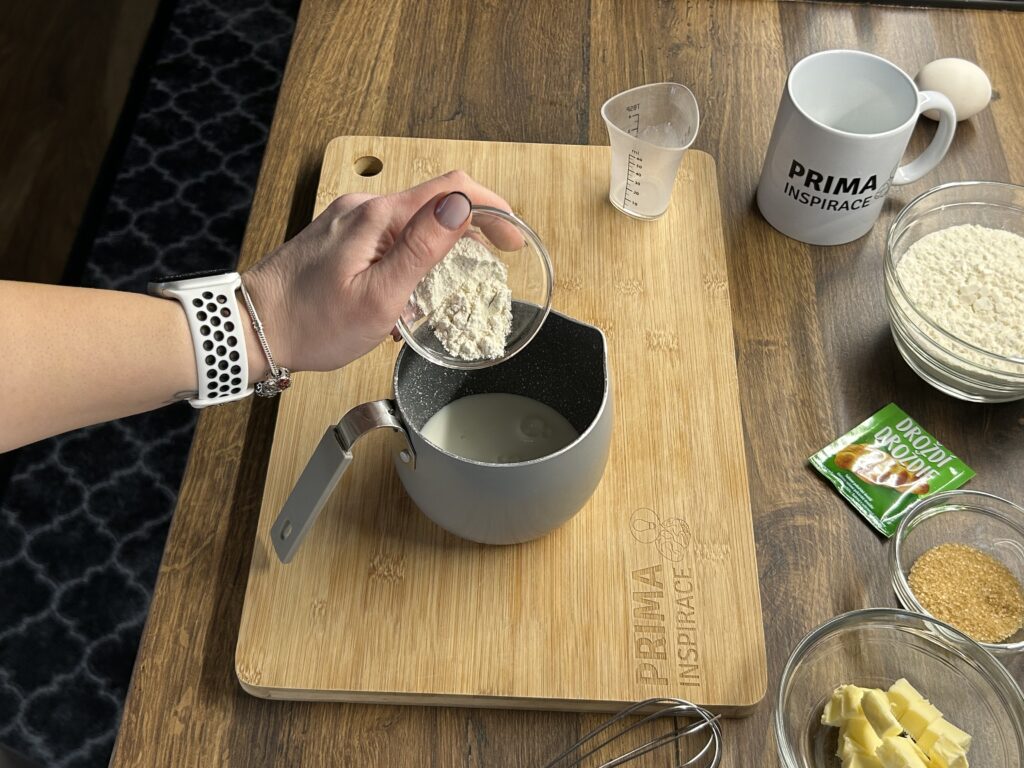 Nadýchaná skořicová rolka se sladkou polevou