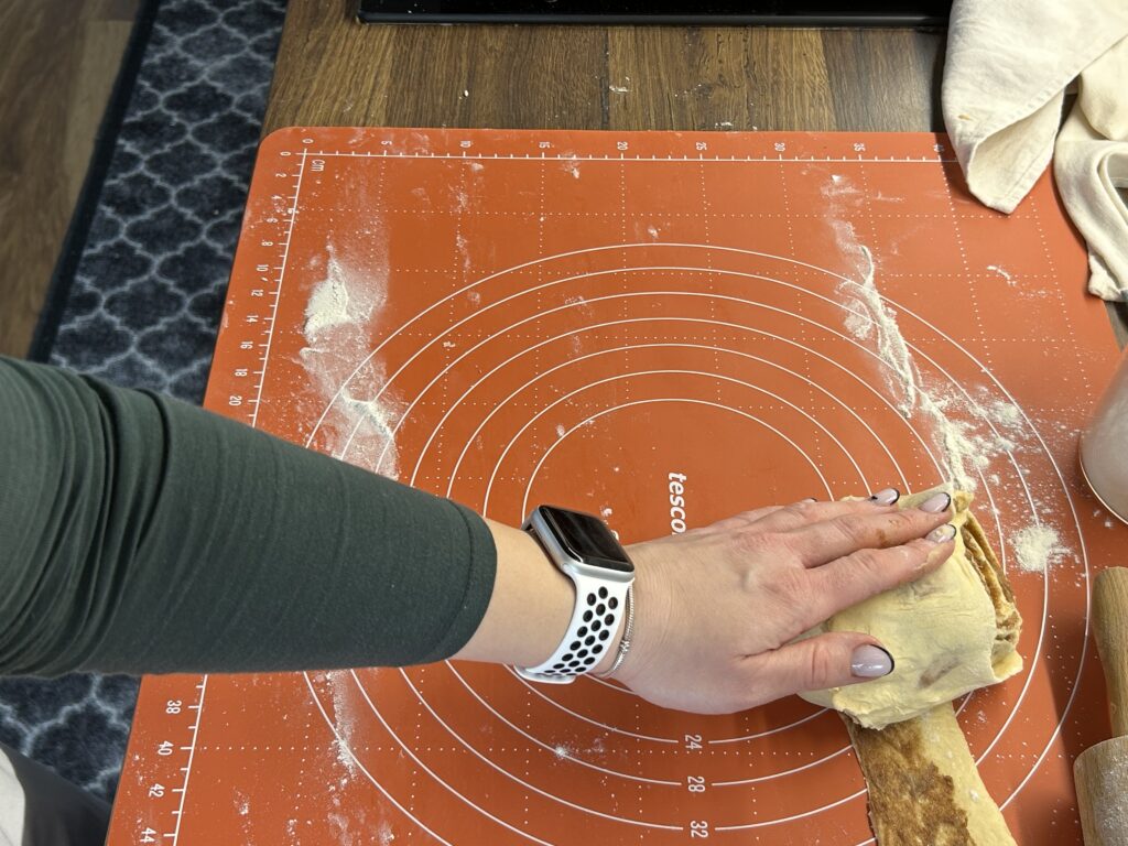 Nadýchaná skořicová rolka se sladkou polevou