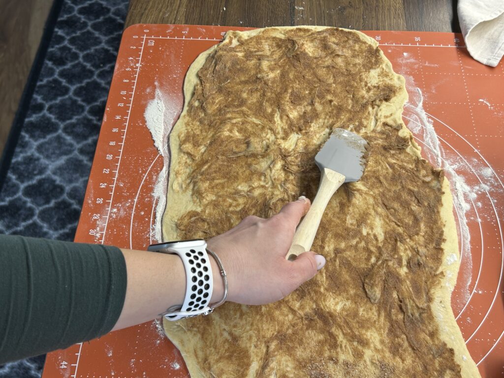 Nadýchaná skořicová rolka se sladkou polevou