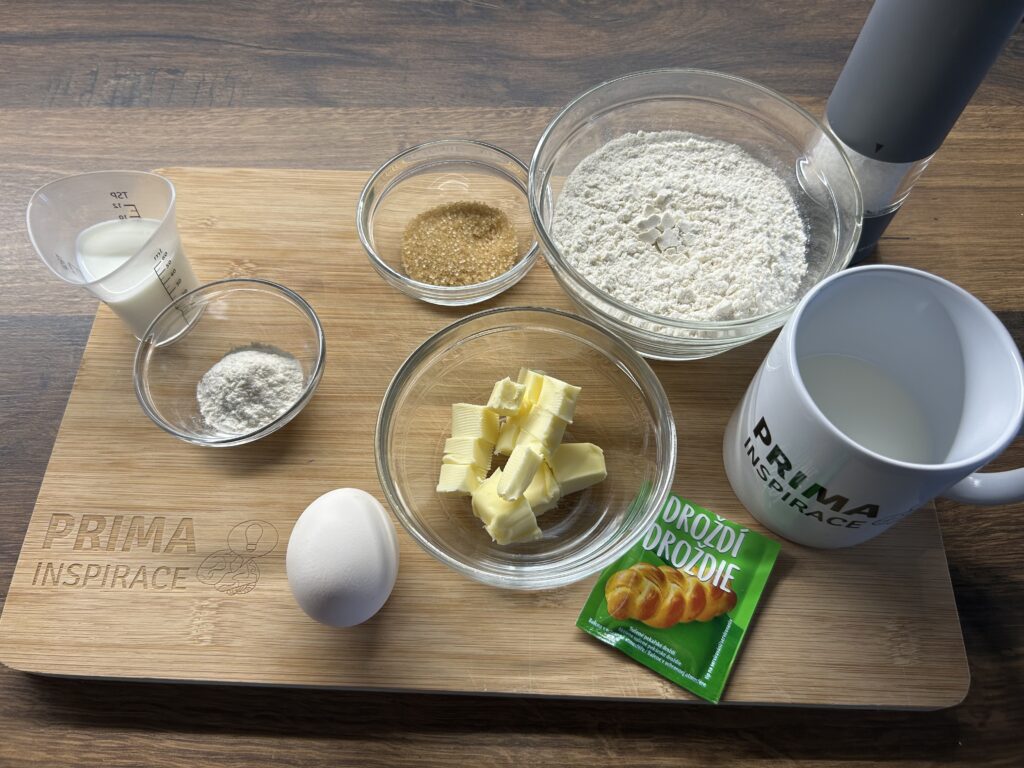 Nadýchaná skořicová rolka se sladkou polevou