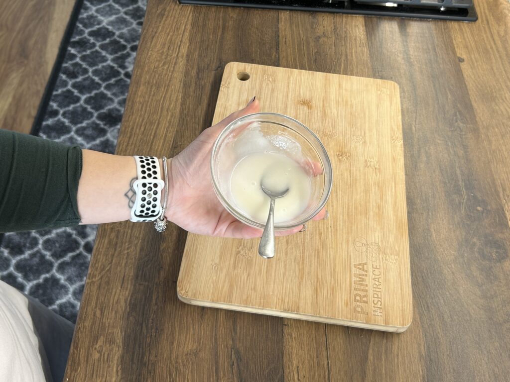 Nadýchaná skořicová rolka se sladkou polevou