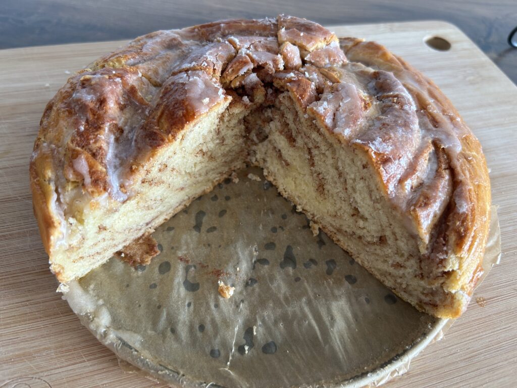 Nadýchaná skořicová rolka se sladkou polevou