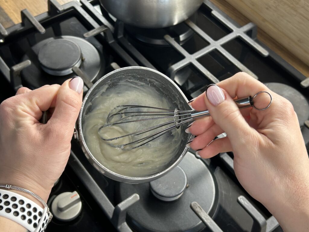 Nadýchaná skořicová rolka se sladkou polevou