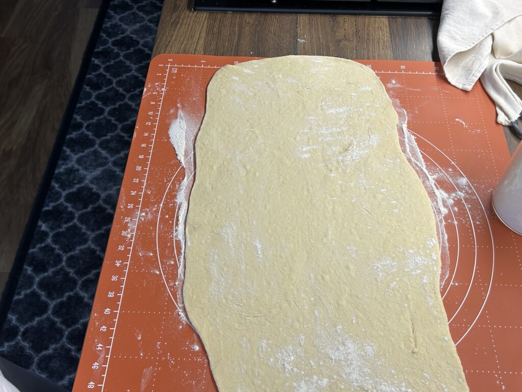 Nadýchaná skořicová rolka se sladkou polevou