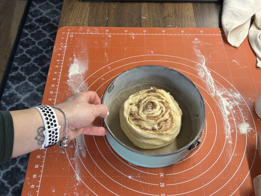 Nadýchaná skořicová rolka se sladkou polevou