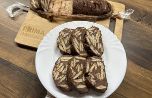 Nepečený mozaikový koláč jen ze 3 ingrediencí Nepečený mozaikový koláč ze sušenek: jednoduchý dezert jen ze 3 surovin