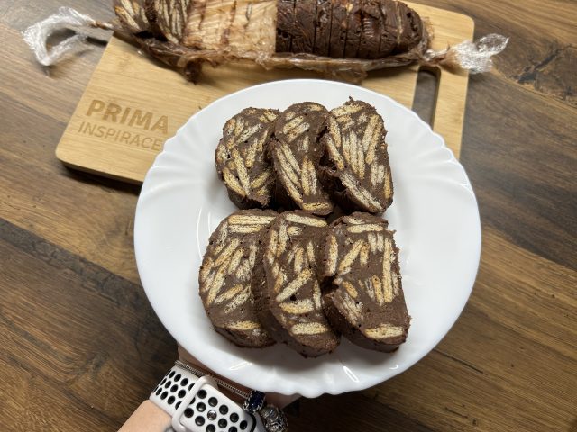 Nepečený mozaikový koláč ze sušenek: jednoduchý dezert jen ze 3 surovin